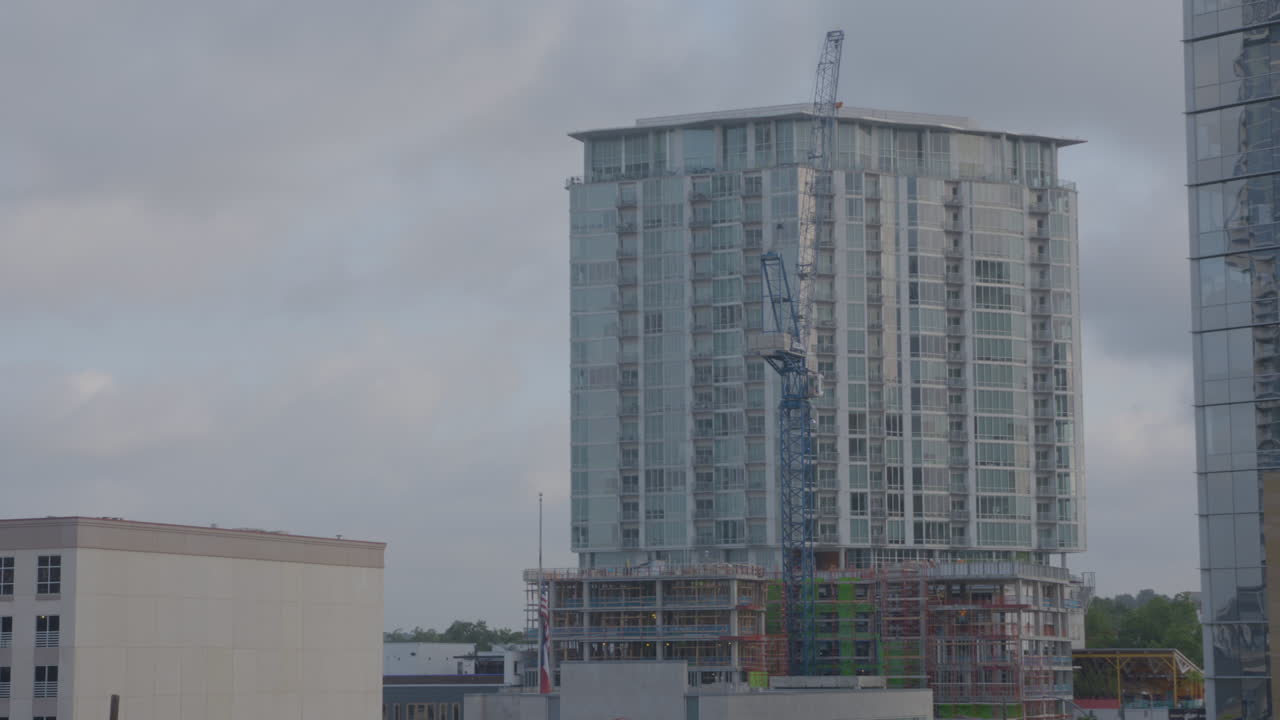 sitio de construcción en la distancia en austin, texas