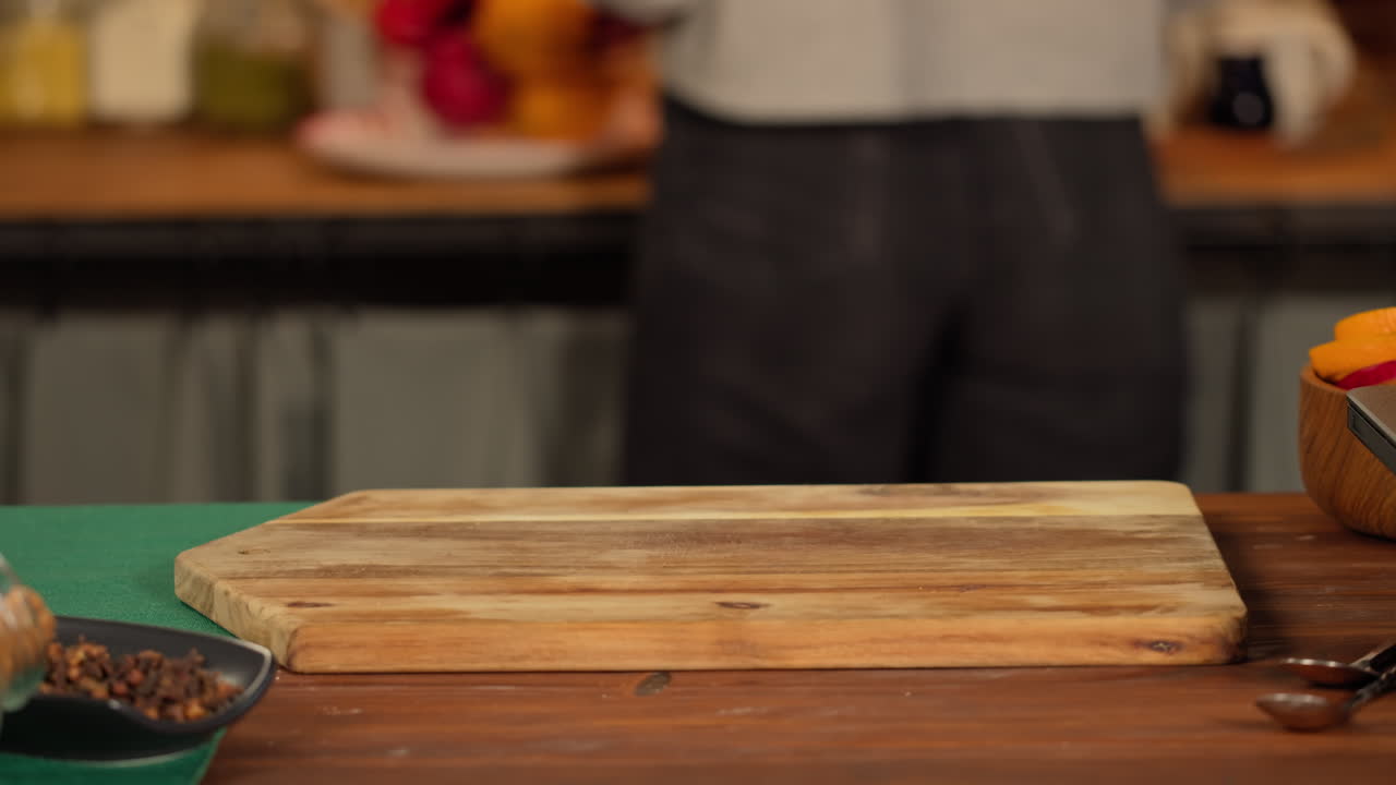 Mani che tengono una mela rossa fresca sul piano della cucina