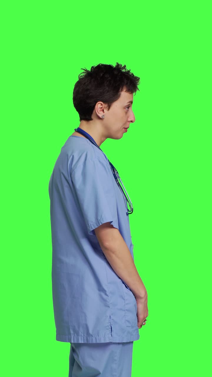 Profilo Assistente medico sorridente e allegro in piedi su sfondo verde