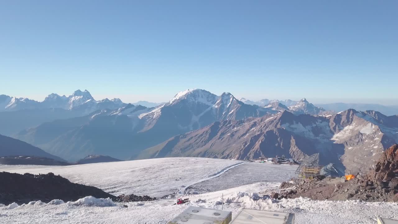 눈, 스키 장비 및 오두막이 있는 산 정상 전망