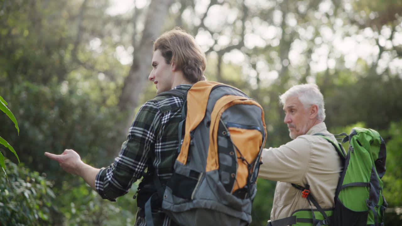 excursionistas en el bosque