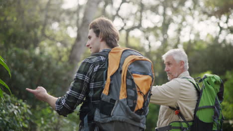 excursionistas en el bosque