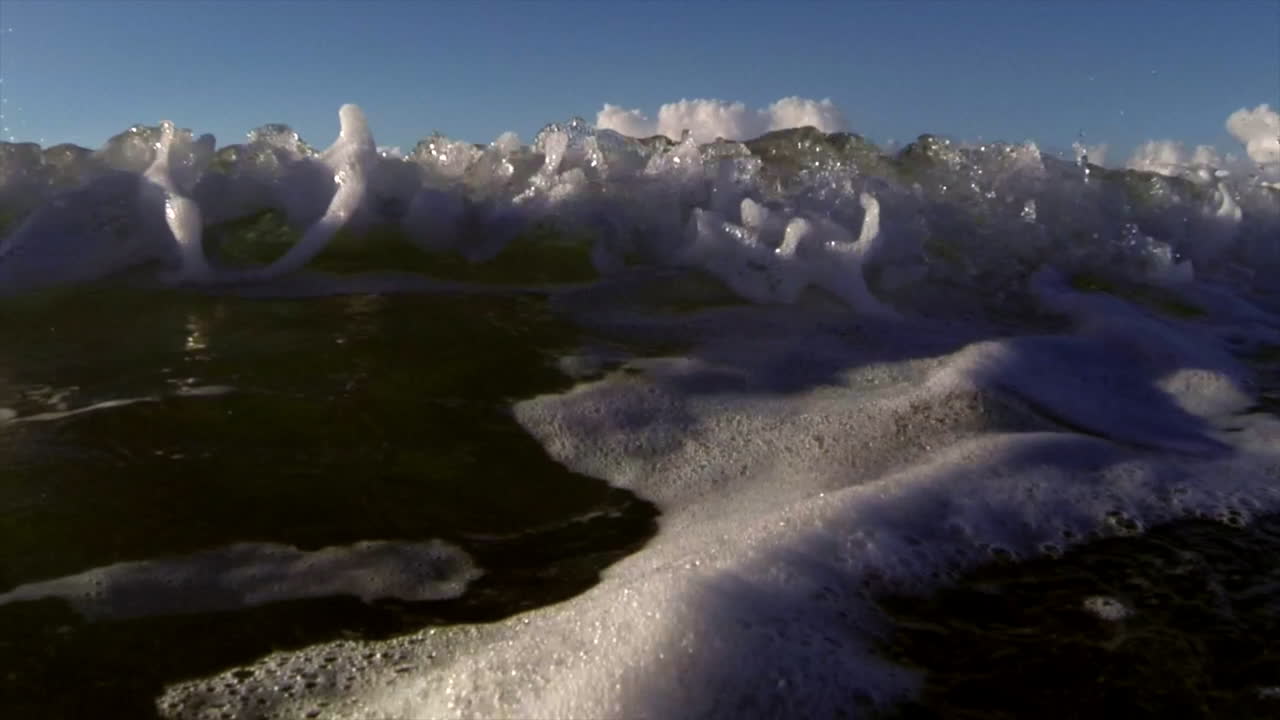 수중 관점 1을 포함하여 해안에 충돌하는 슬로우 모션 파도의 pov 샷