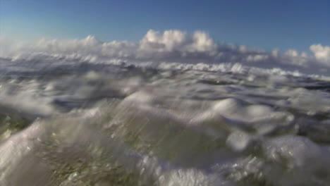 toma pov de olas en cámara lenta chocando contra la costa, incluida la perspectiva submarina 1