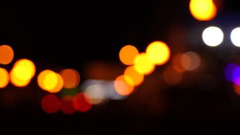 el tráfico de bokeh borroso en la carretera por la noche en una gran ciudad.