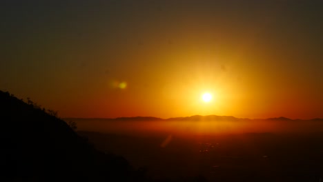 Schöner-Goldener-Sonnenuntergang-Mit-Nebel-An-Der-Spitze-Des-Berges,-Townsville,-Burghügel,-Australien