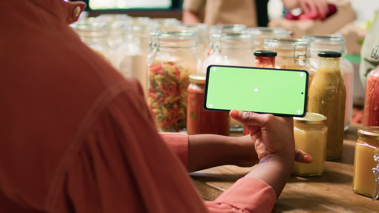 la mujer muestra una pantalla verde.