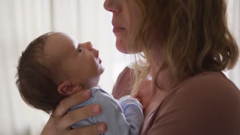 Video-Einer-Glücklichen-Kaukasischen-Mutter,-Die-Ihr-Neugeborenes-Baby-Küsst