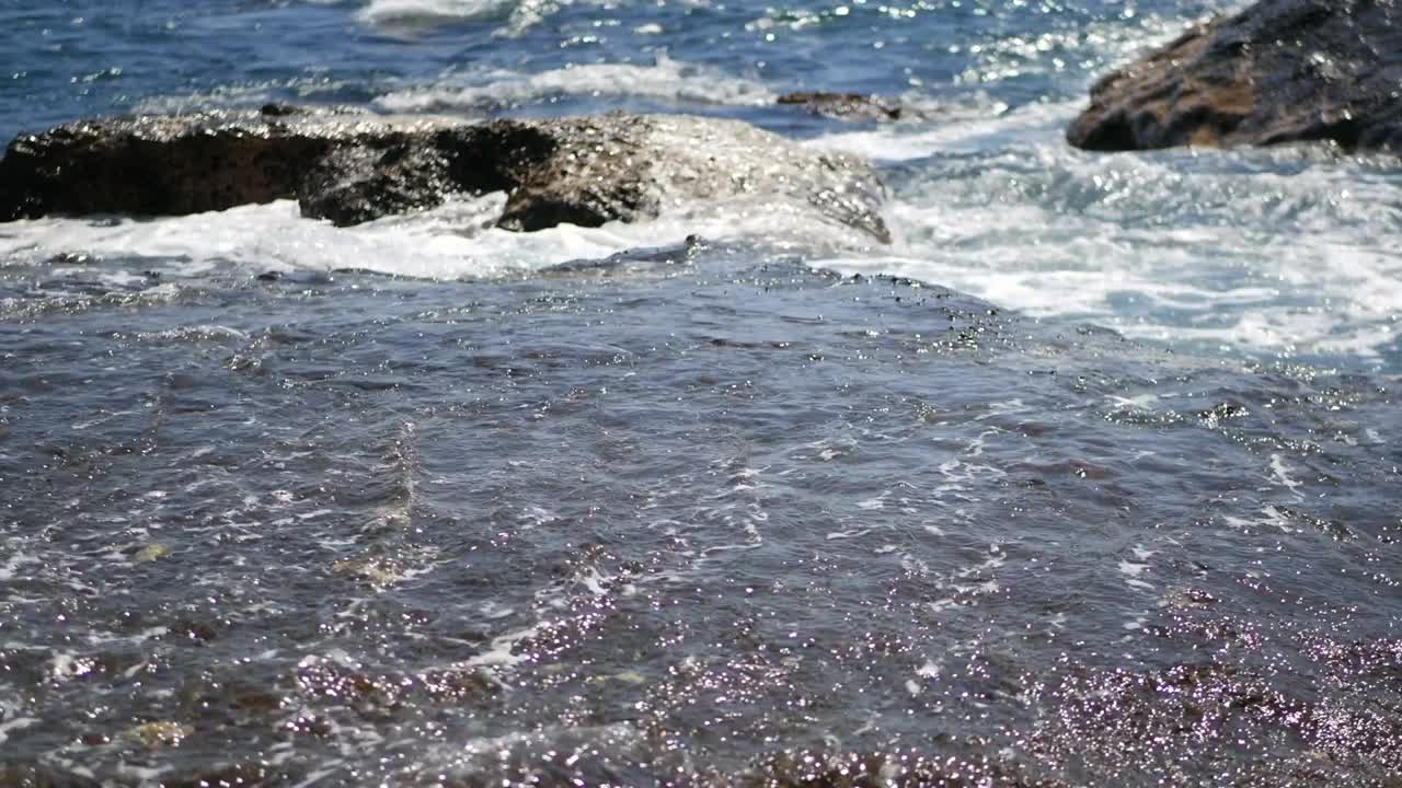 파도가 들어오고 있습니다.