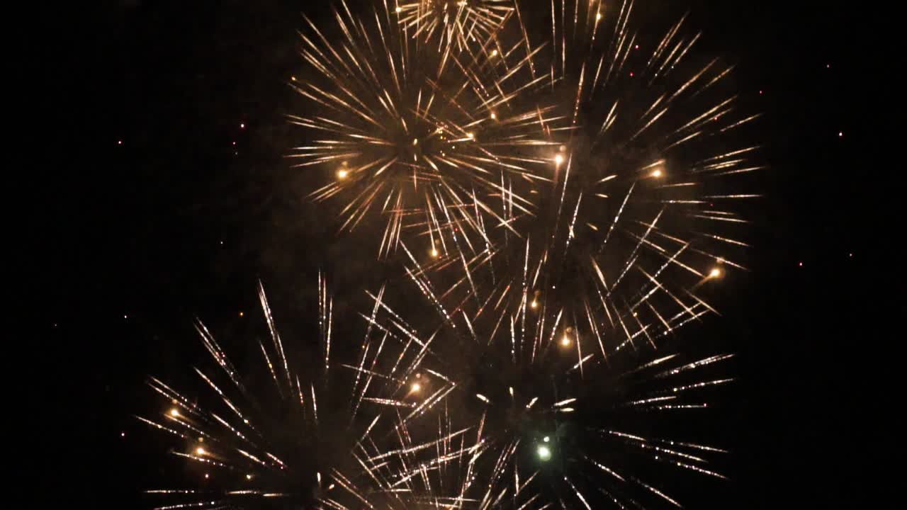 exhibición de fuegos artificiales dorados en el cielo oscuro - cámara lenta