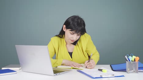 Mujer-Trabajando-Duro-En-La-Computadora-Portátil.