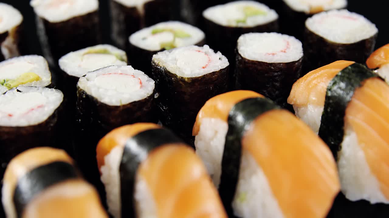 Forskellig sushi på sort baggrund