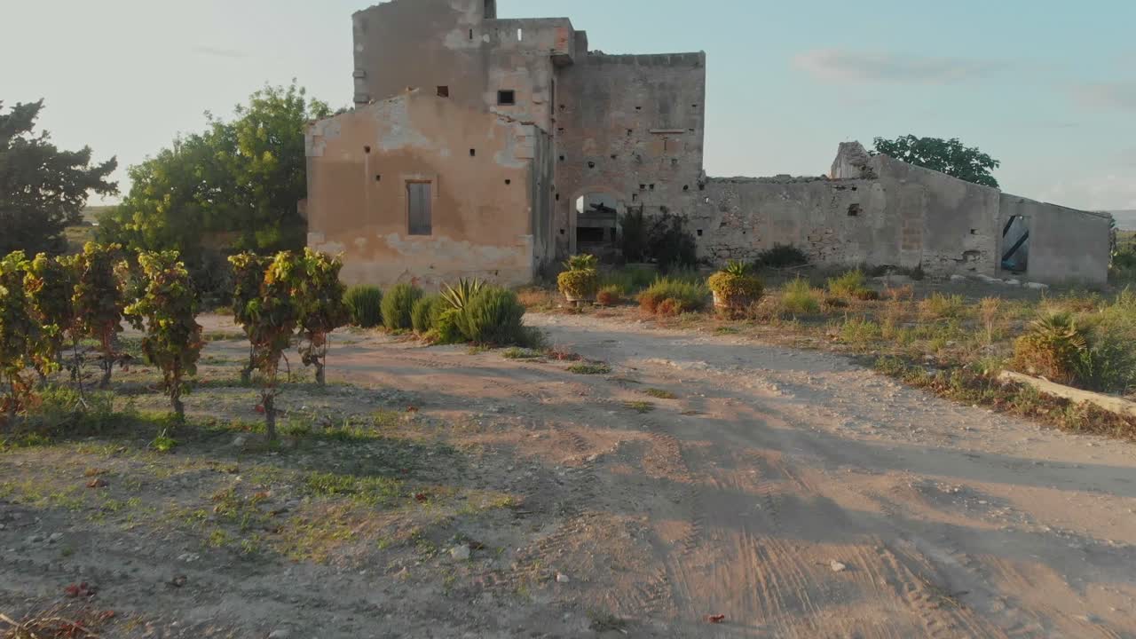 Vista aerea di una fattoria abbandonata e vigneti nella campagna di Modica, Sicilia, Italia