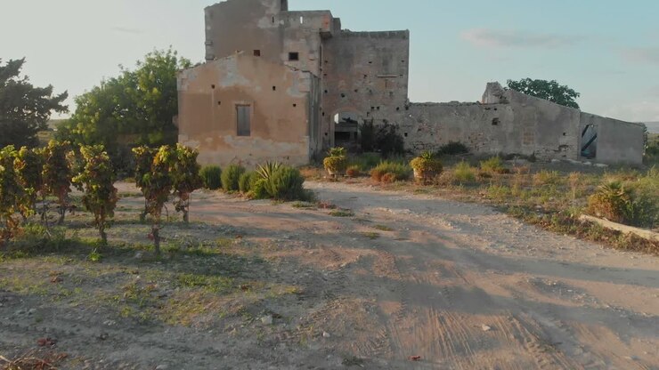 Vista aerea di una fattoria abbandonata e vigneti nella campagna di Modica, Sicilia, Italia