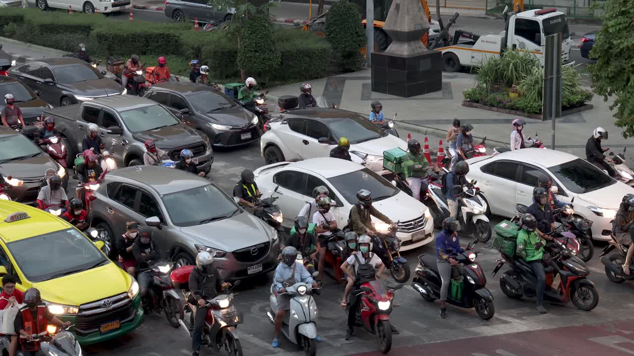 혼잡한 교통을 통해 이동하는 오토바이