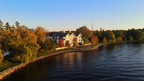 hermosa casa de bienes raíces frente a un lago en wayzata, lujosa propiedad