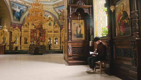 hombre en la capilla