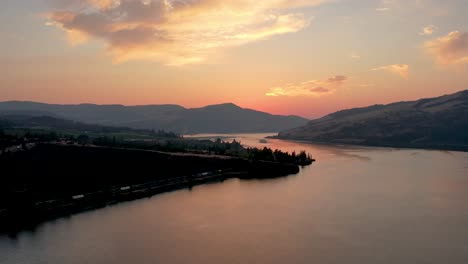 El-Río-Columbia-Al-Atardecer-Con-Un-Tren-Corriendo-A-Lo-Largo