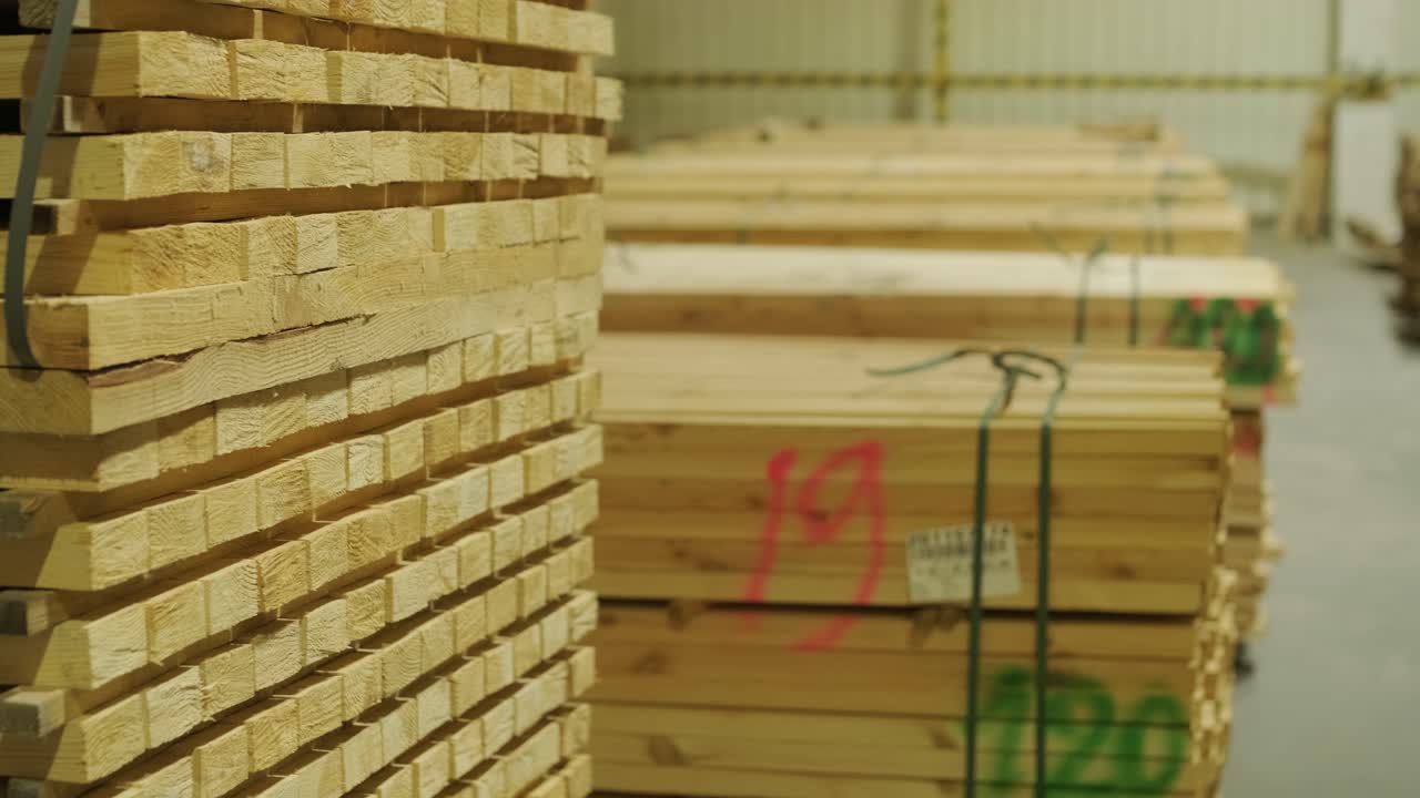 Stablede træplanker på et trælastlager