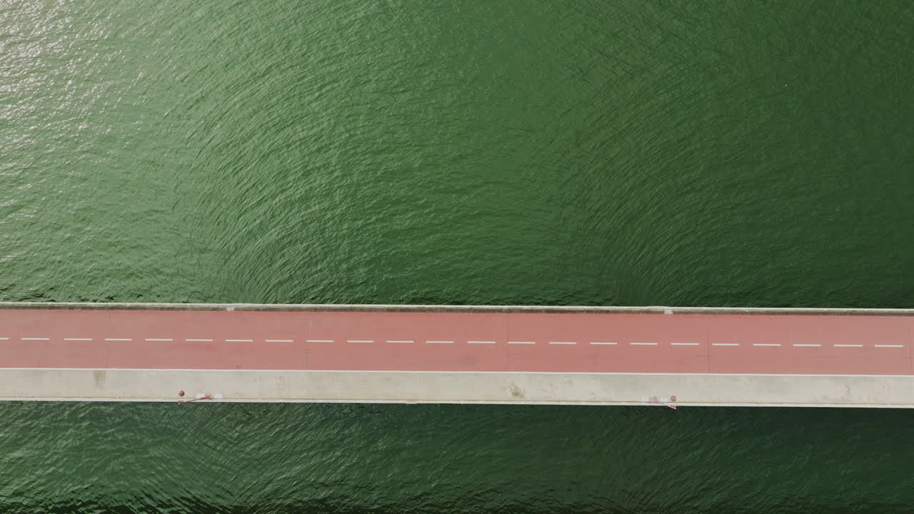 바다 공중을 가로지르는 도시 기반 다리 다리 위에서 아래로 스팔티드 도로 미니멀리스트 드론 영상