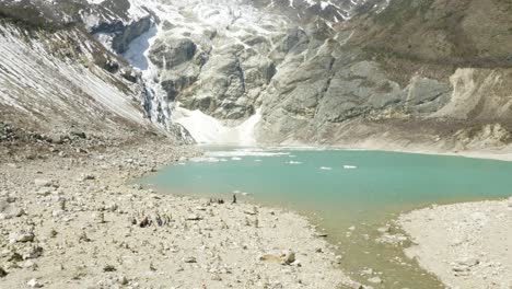 el lago de montaña birendra en nepal. área de manaslu.