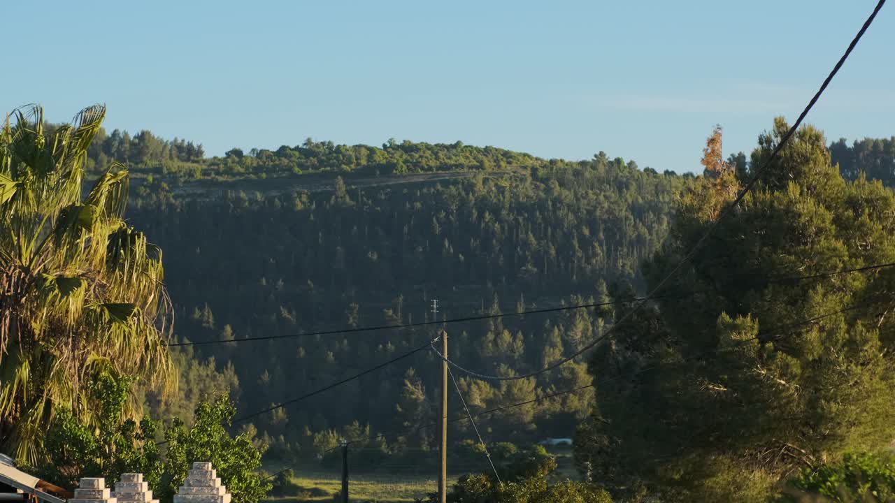 líneas y cables eléctricos, en el fondo de las montañas de jerusalén al atardecer