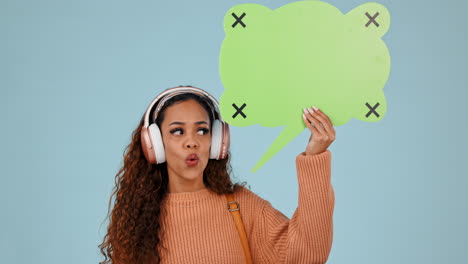 burbuja de habla, retrato y mujer con auriculares
