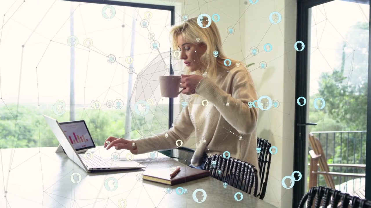 Grafico su laptop, donna che si appoggia, lavora al laptop, tiene una tazza, digita con sovrapposizione tecnologica sull'interfaccia utente.