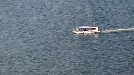 Un-Pequeño-Yate-Flota-En-La-Superficie-Del-Mar-De-Dubai&#39;s-Creek,-Mar-Arábigo,-Una-De-Las-Principales-Atracciones-Turísticas-De-Los-Emiratos-árabes-Unidos,-Imágenes-De-4k