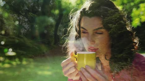 mujer bebiendo café al aire libre