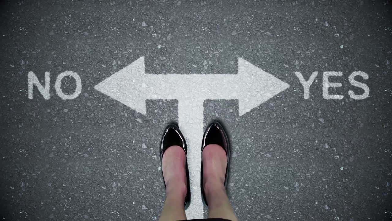 화살에 대항하는 사업가 여성의 복합 비디오