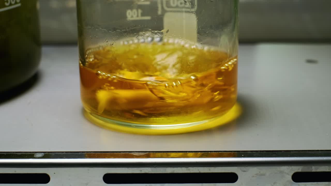 약국 공장의 유리 플라스크에서 생물학적 샘플을 혼합, 흔들기, 혼합하기 위한 오비탈 셰이커, 의료 전시회:클로즈업