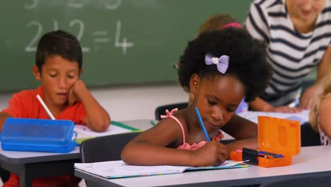 Niños-De-La-Escuela-Haciendo-Sus-Tareas