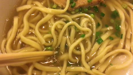 chop sticks revolviendo soba japonesa en okinawa