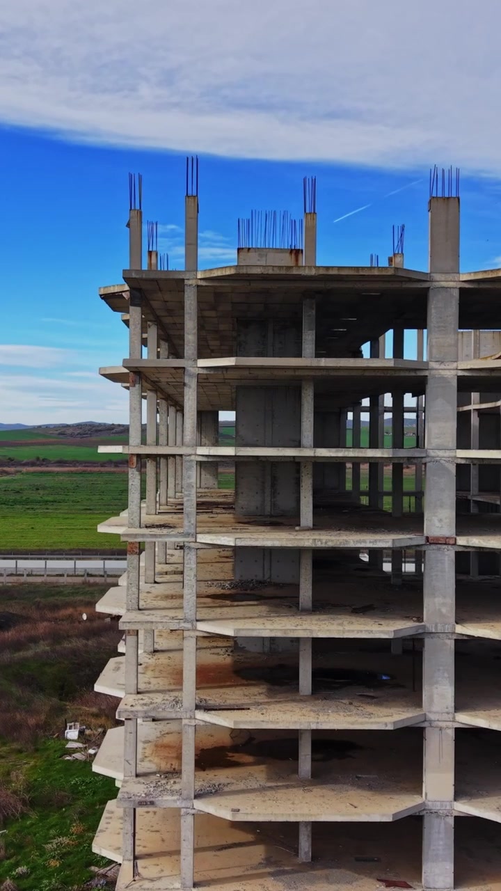 Vista aerea di un cantiere urbano incompiuto