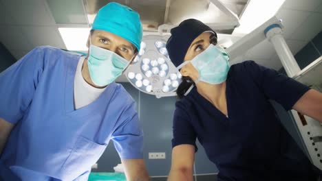 Dos-Cirujanos-Sobre-La-Mesa-De-Operaciones
