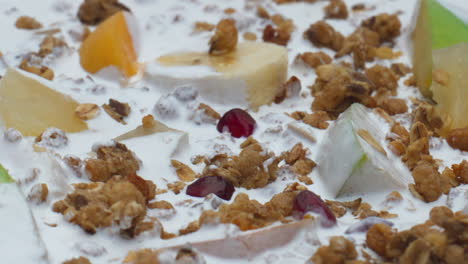 postre de leche de frutas y cereales de cerca. vitaminas ingredientes orgánicos sumergidos en yogur
