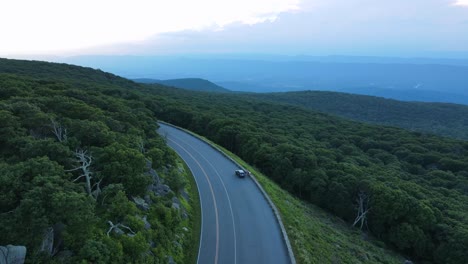 Excelente-Vista-Aérea-De-Un-Auto-Detenido-En-La-Avenida-Blue-Ridge-En-Virginia