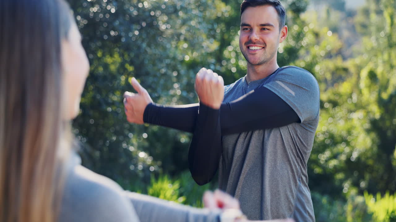 자연, 피트니스 및 스트레칭 친구 커플