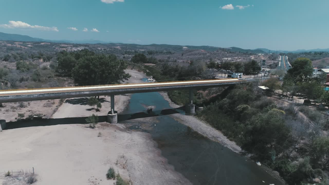 시날로아의 바디라구아토에 있는 다리와 강의 공중 촬영