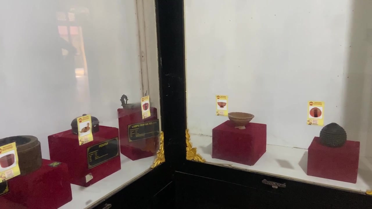Tembikar Antik dan Artefak Tradisional Dipajang dalam Kotak Kaca Museum
