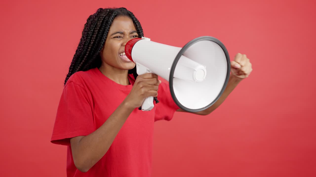 mujer gritando en un megáfono