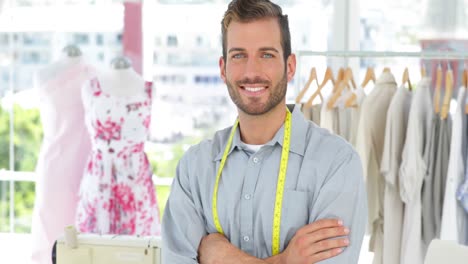 Guapo-Diseñador-De-Moda-Sonriendo-A-La-Cámara-Con-Los-Brazos-Cruzados.