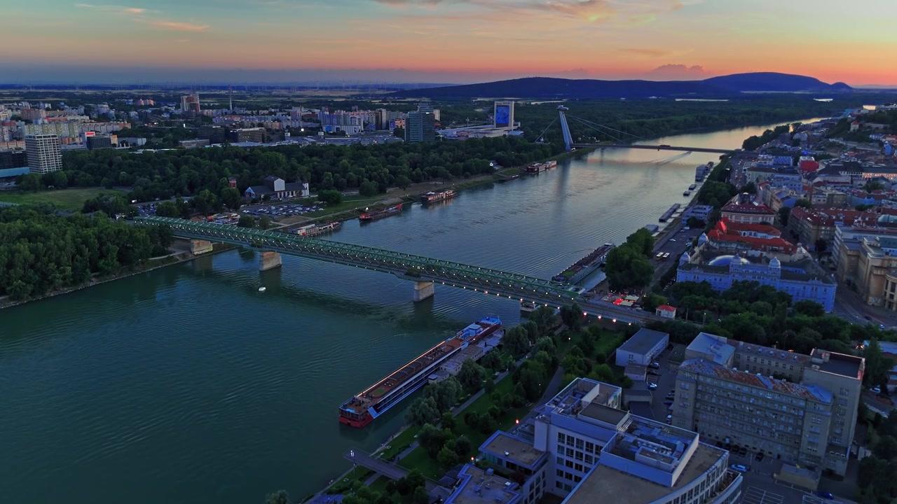 Udsigt over Donau-floden i Bratislava ved solnedgang