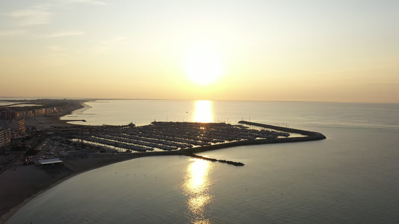 지중해 상공을 날아다니는 펠라바스 레스 플로트 레저 항구