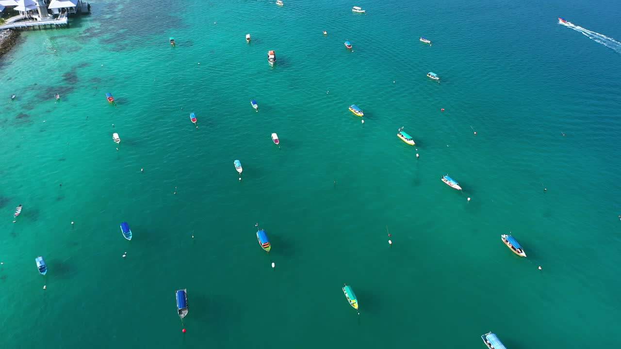인생은 당신이 경험하기를 기다리는 모험입니다.