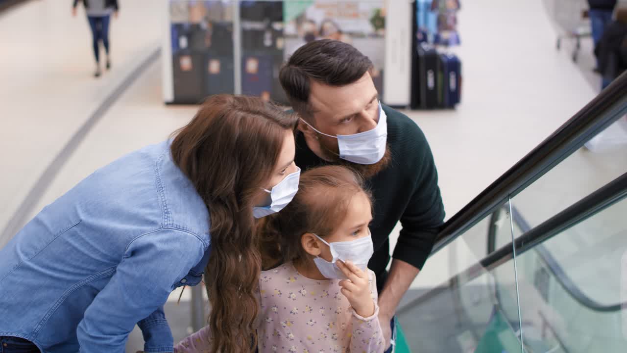 전염병 기간 동안 쇼핑몰에서 가족과 함께 쇼핑하는 비디오