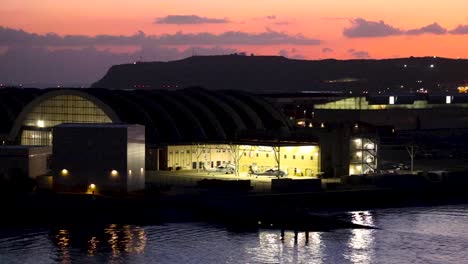 base naval de san diego al atardecer con luces encendidas