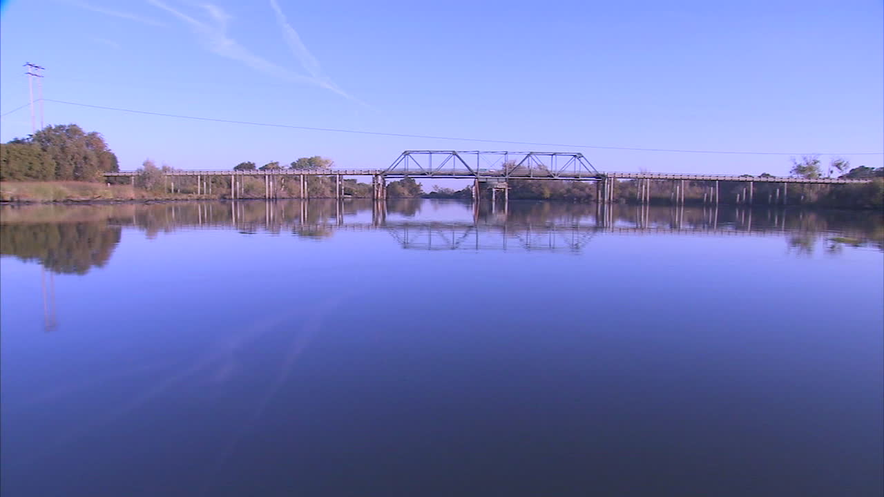 캘리포니아의 샌 호아킨 삼각주에 있는 미국 또는 새크라멘토 강을 여행하는 보트에서 pov