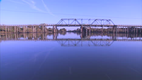 pov da una barca che viaggia sui fiumi american o sacramento nel delta di san joaquin in california